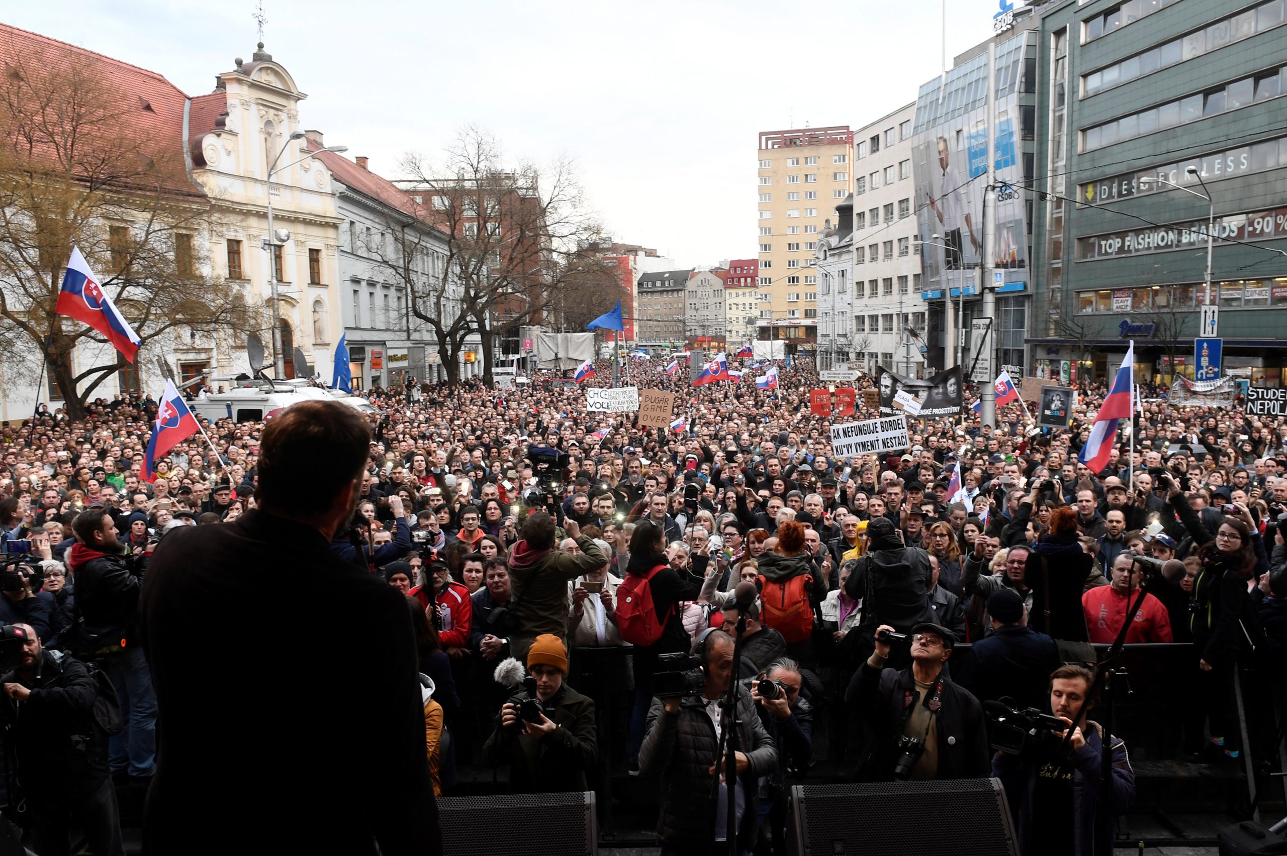 Slovaci na ulicama brane radio i televiziju od političara