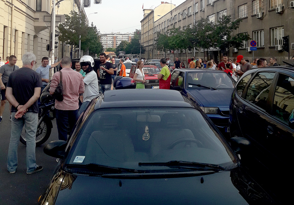 Protest zbog cene goriva: Vozači zaustavili automobile