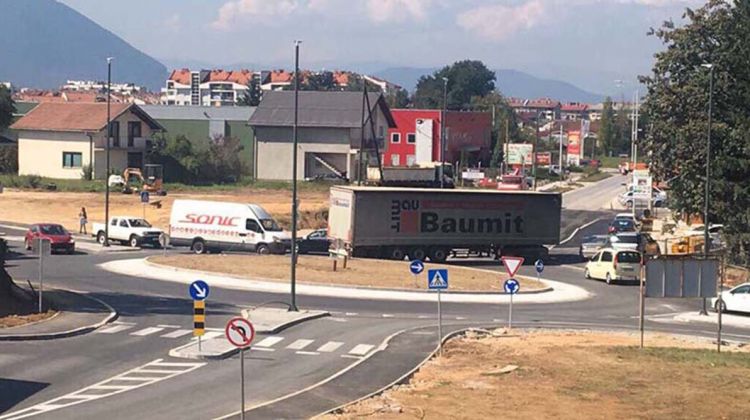 Novootvoreni kružni tok u Istočnom Novom Sarajevu izazvao kolaps saobraćaja (VIDEO)
