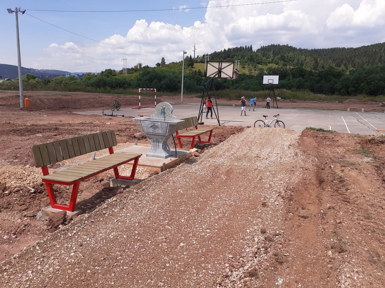 Napreduju radovi na izgradnji dječijeg igrališta i sportskih terena u naselju Obilićevo