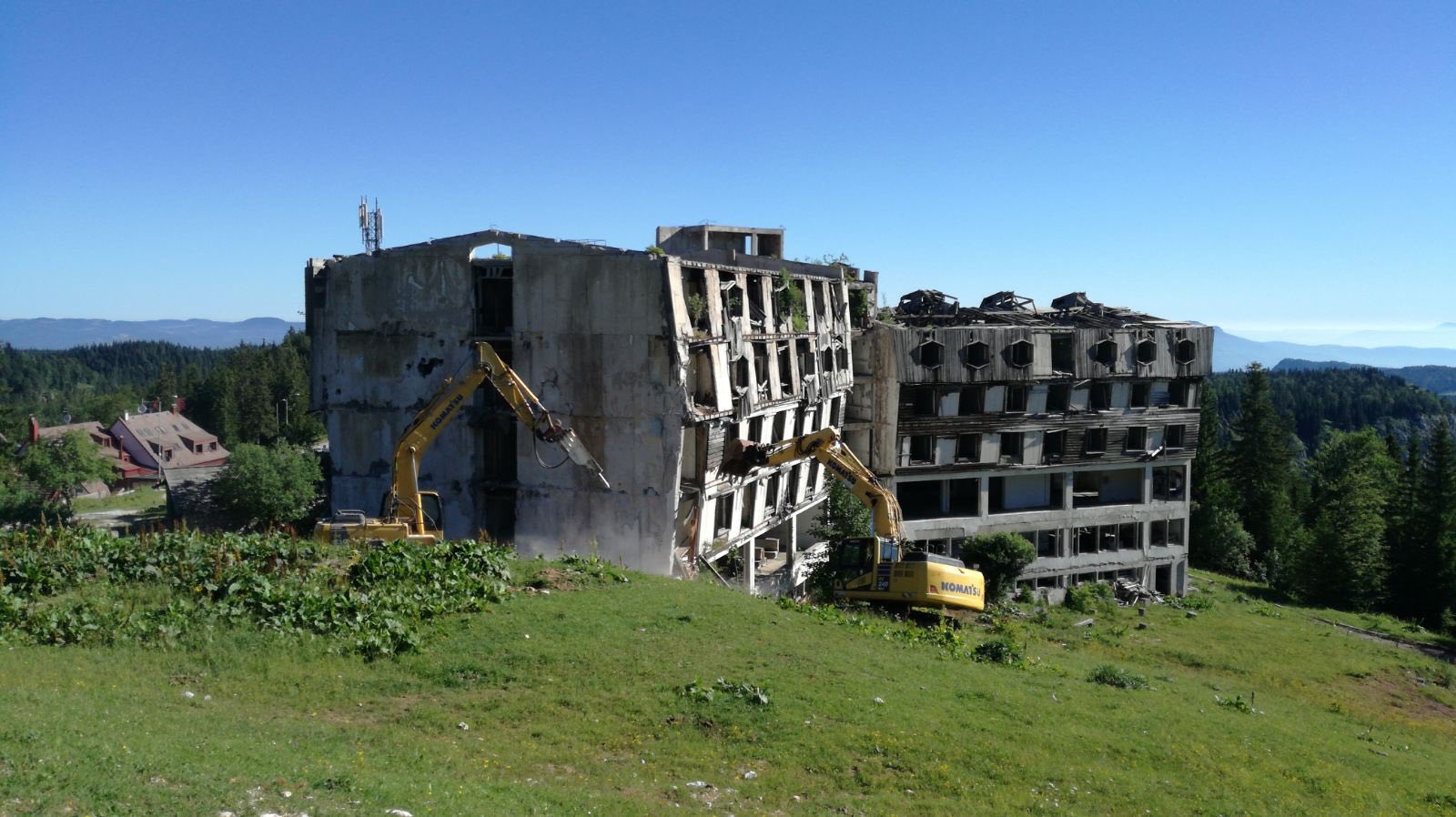 Počelo rušenje hotela „Jahorina“ (VIDEO)