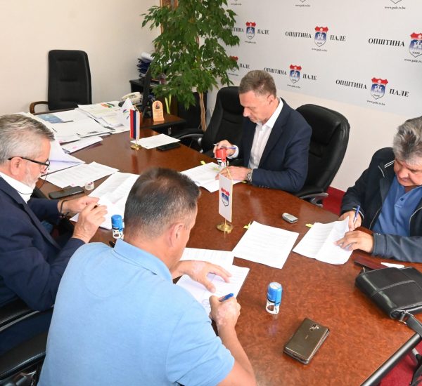 ЗА РЕКОНСТРУКЦИЈУ СЕДАМ УЛИЦА 1.050.000 КМ