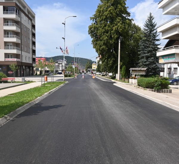 ЗАВРШЕНА РЕКОНСТРУКЦИЈА ГЛАВНЕ УЛИЦЕ У ЦЕНТРУ ОПШТИНЕ