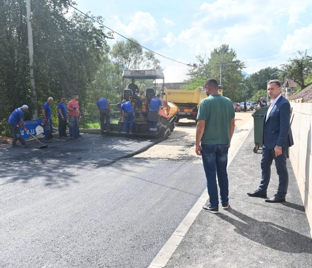Završni radovi na asfaltiranju ulice Srpskih ratnika