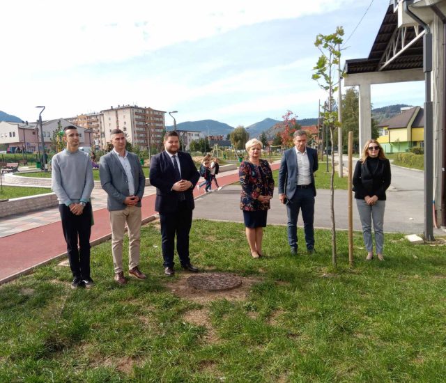 Стабла пријатељства данас су засађена у дворишту ОШ „Пале“.