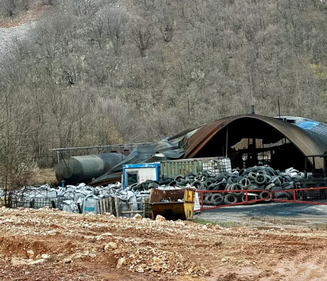 Spalionica guma “Greta” u Istočnom Sarajevu i dalje truje okolinu, iako joj je zabranjen rad