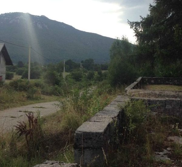 Комић – личко село без становника и без правде: три деценије после “Олује” за злочинe још нико није одговарао