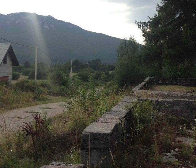 Комић – личко село без становника и без правде: три деценије после “Олује” за злочинe још нико није одговарао