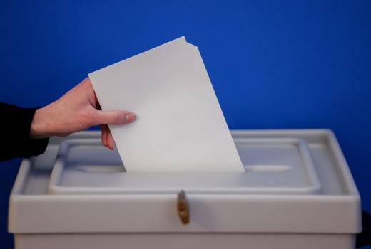 Kako u kampanji prepoznati dezinformacije, manipulacije i opasnosti koje nosi AI